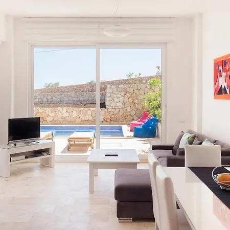 - 3 Bed With Large Private Pool * קלקן